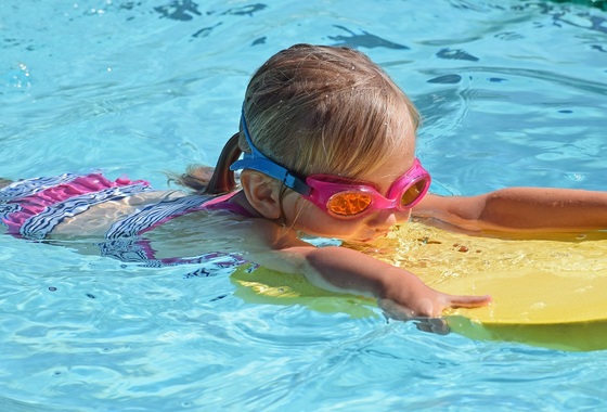 natação para crianças - Foto: leoleobobeo / pixabay.com