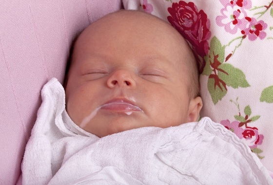 Bebê dormindo e gorfando leite - foto: Dirk Ott/ShutterStock.com
