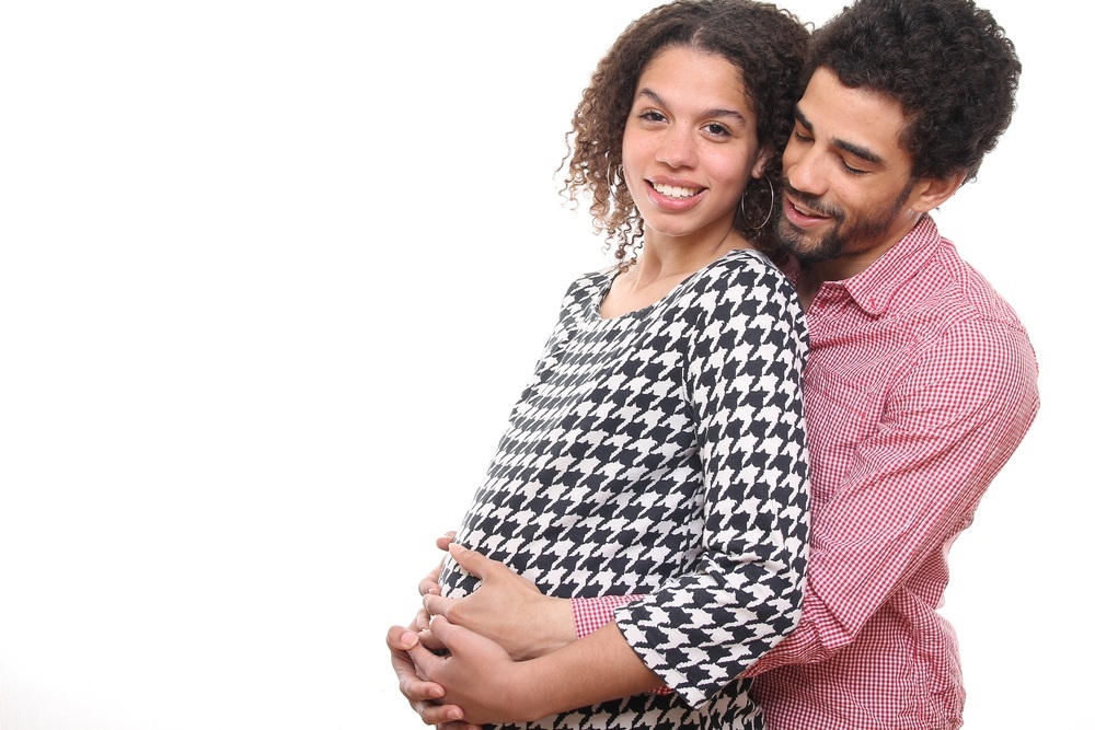 Casal grávido abraçados - foto: Djomas/ShutterStock.com
