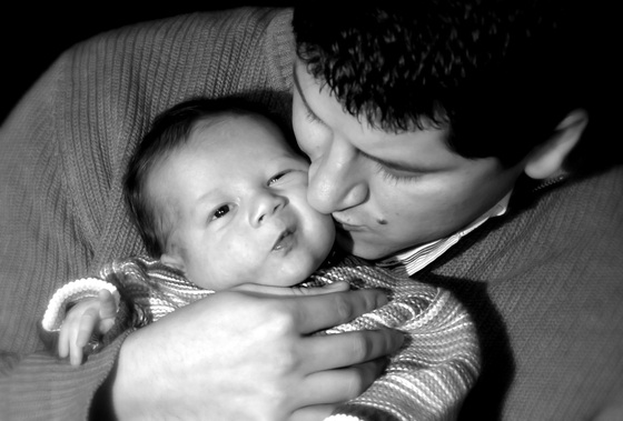 beijar bebês e crianças é errado - Foto: Benjamin Earwicker / freeimages.com