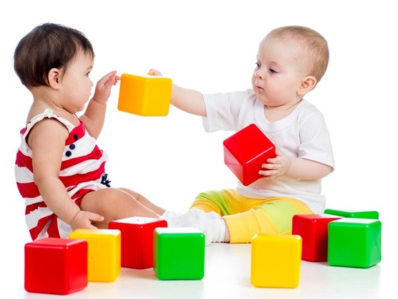 Duas crianças brincando com cubos coloridos - Foto: Oksana Kuzmina/Shutterstock.com