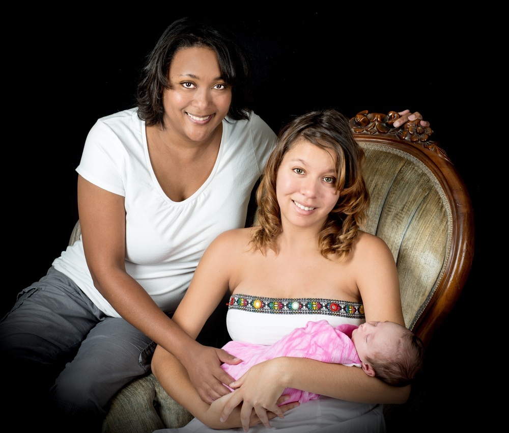 Vovó sentada ao lado da filha com sua netinha - foto: Kim M Smith/ShutterStock.com