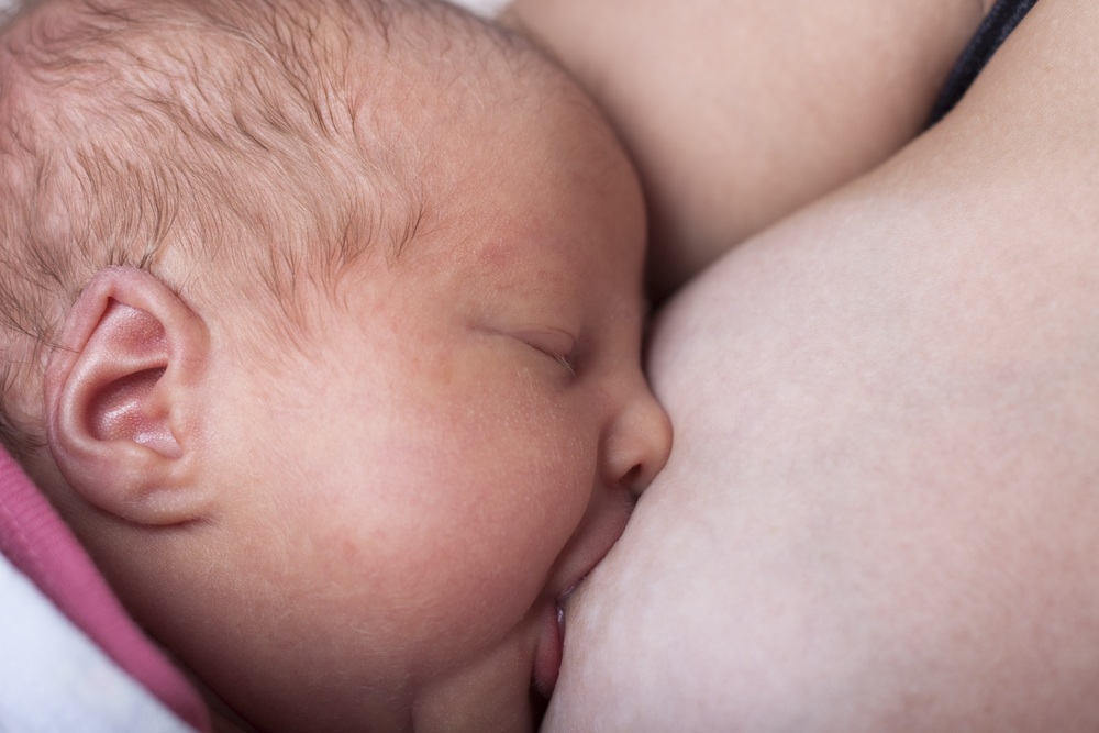 Bebê mamando o peito da mamãe - foto: David Orcea/ShutterStock.com