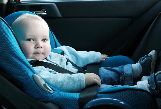 Bebê sentado dentro do automóvel sentado em sua cadeirinha (bebê conforto) - Foto: greenland / ShutterStock
