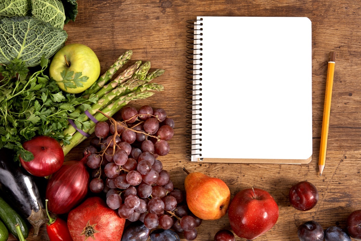 Caderno e lápis rodeador por vegetais, frutas e legumes - foto: R.Iegosyn/ShutterStock.com