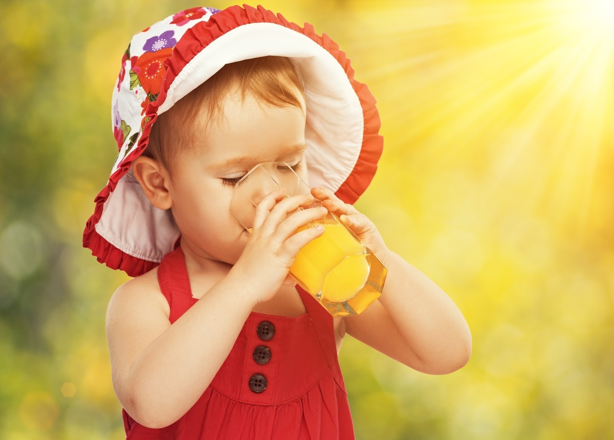 Criança bebendo suco - foto: Evgeny Atamanenko/ShutterStock.com
