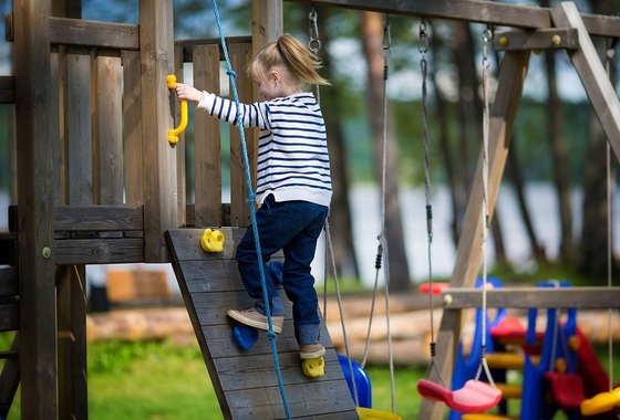 Criança brincando em playground - foto: Tatiana Bobkova/ShutterStock.com