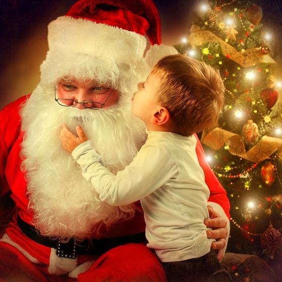 Criança conversando com Papai Noel - Foto: Subbotina Anna/Shutterstock.com