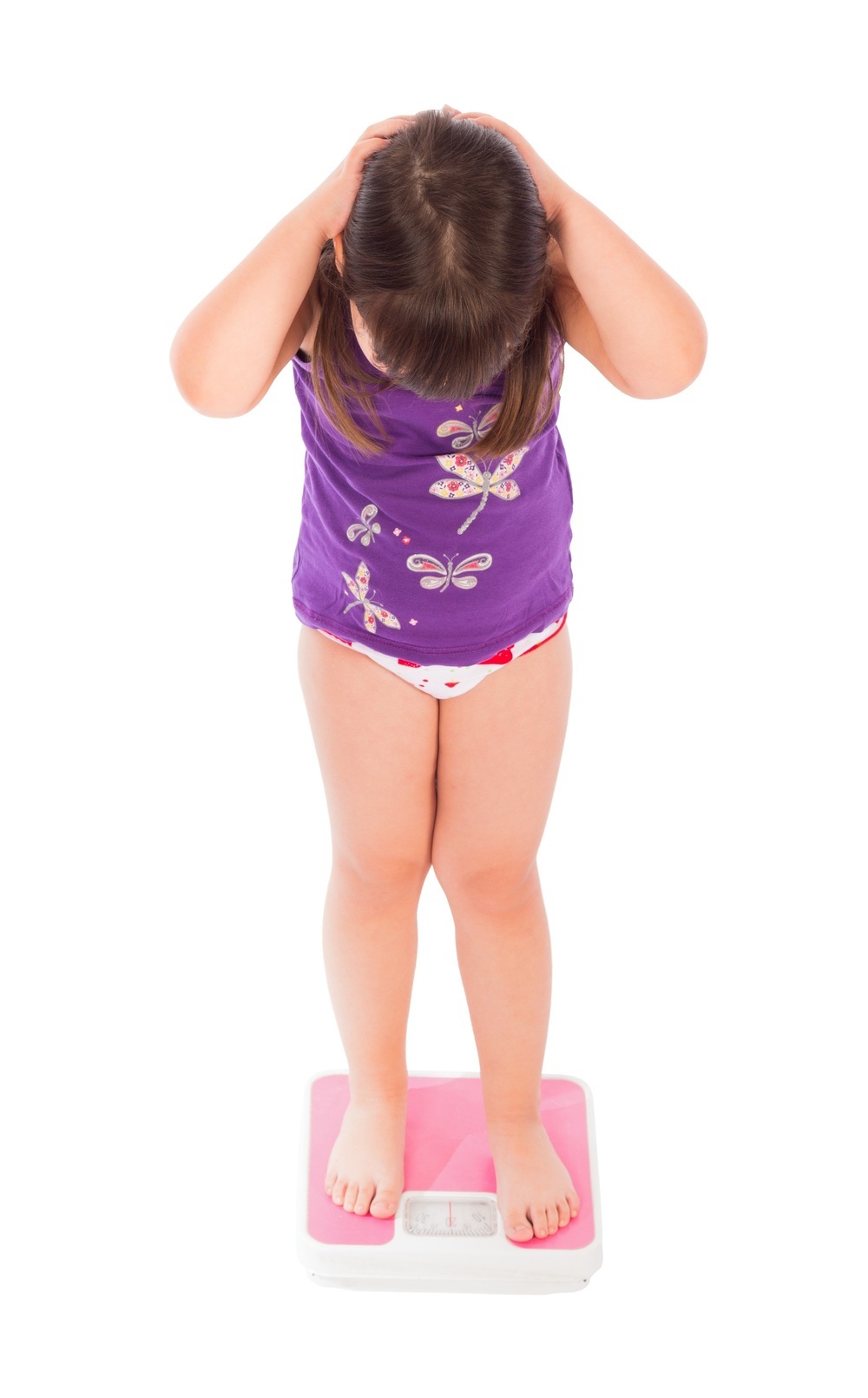 Criança em pé cima de uma balança - foto: Barabasa/ShutterStock.com