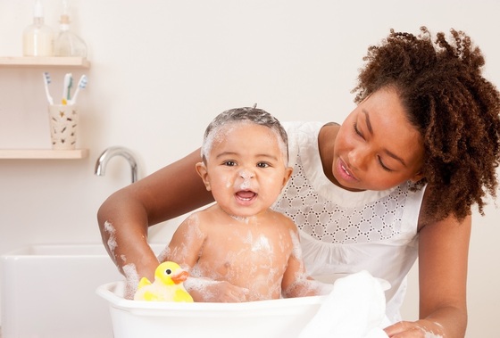 cuidados especiais na hora do banho do bebê - Foto: liquorice-legs - shutterstock.com