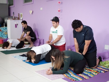 Exercício para relaxar a lombar - Yoga para grávidas - Foto: Loraine Prokisch