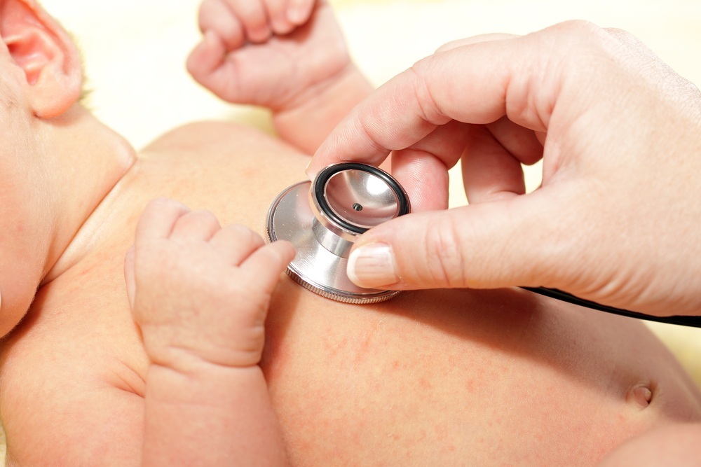 Médico colocando estetoscópio no peito do bebê para auscultar o coração - foto: Beneda Miroslav/ShutterStock.com