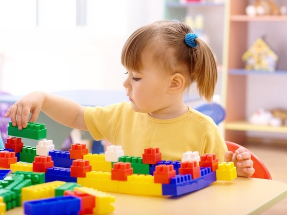Menina brincando com blocos de encaixar - Foto: Serhiy Kobyakov/Shutterstock.com