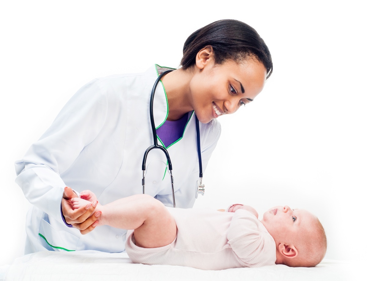 Pediatra examinando um bebê - foto: In Green/ShutterStock.com