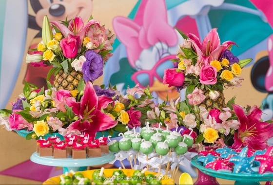 Flores na decoração de festas infantis - Foto: Gatomia Fotografia