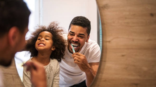 Você sabe ensinar seu filho como escovar os dentes?