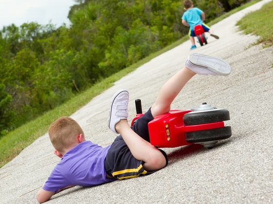 Criança caída ao lado de sua bicicleta - Foto: smikeymikey1/Shutterstock.com