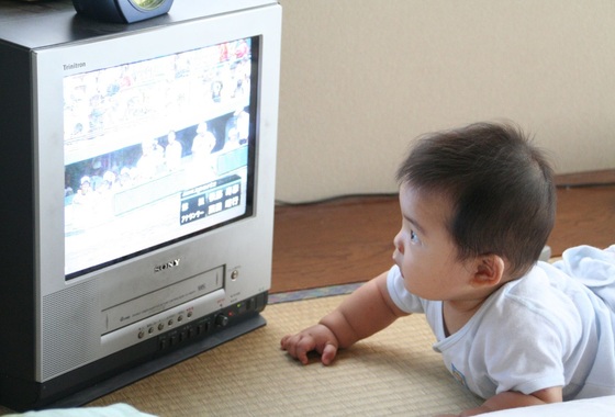 criança deve assistir TV - Foto: Yoshihide Nomura - Flickr