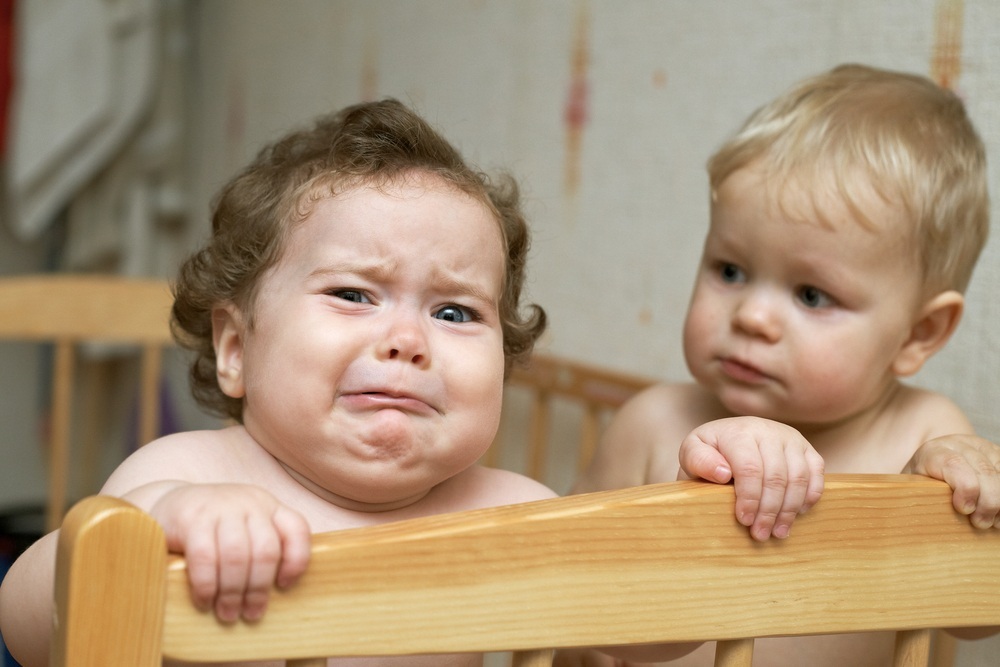 Dois bebês no berço - Foto: Alexey Losevich / ShutterStock.com