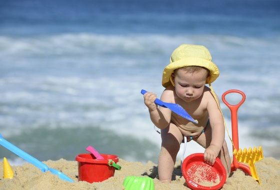 Bebê brincando na praia - Foto: mangostock/Shutterstock.com