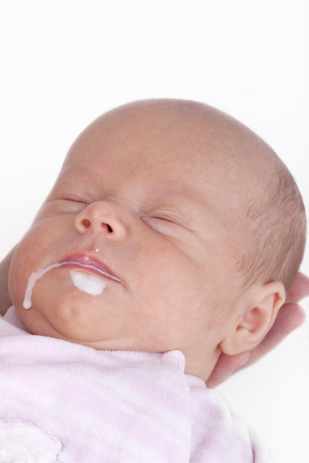 Bebê dormindo com leite gorfado na boca - foto: Dirk Ott/ShutterStock.com