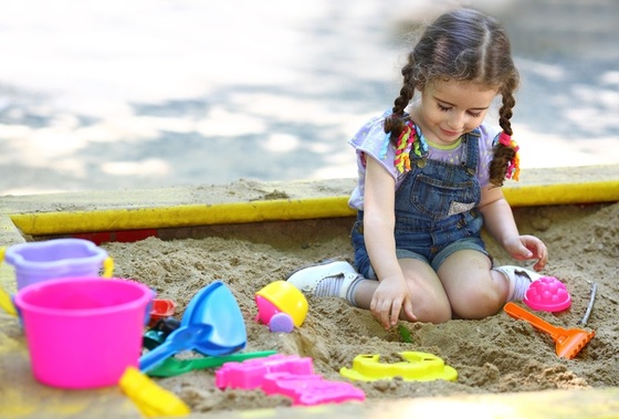 Criança brincando na caixa de areia - Foto: Pavel L Photo and Video/Shutterstock.com