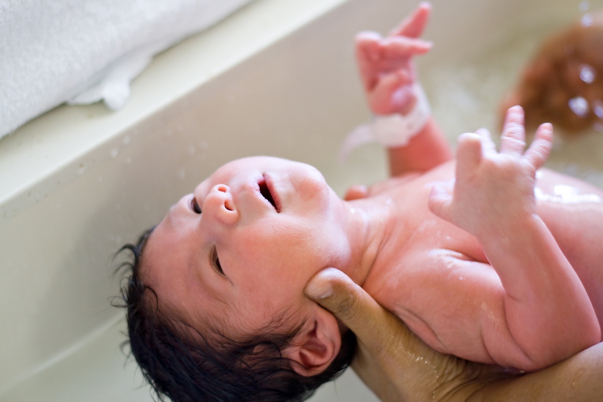 Primeiro banho do recém-nascido - foto: michaeljung/ShutterStock.com