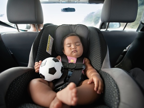 Bebê dormindo na cadeirinha do automóvel - Marlon Lopez / ShutterStock