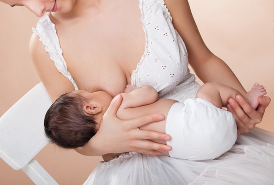 Bebê sendo amamentado - Foto: Igor Borodin/ShutterStock