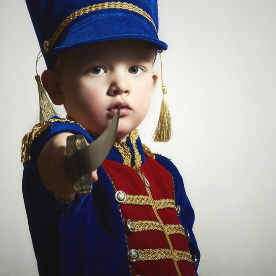 Criança vestida de soldado , segurando uma espada - Foto: Eugene Partyzan/Shutterstock.com