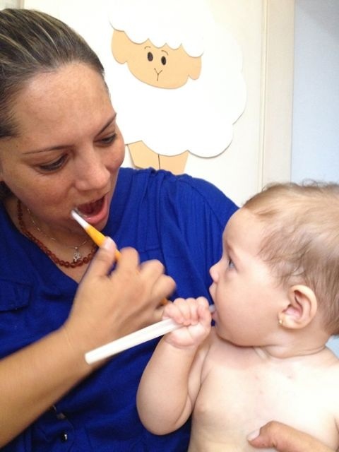 Dorinha ensinando a mamãe como escovar os dentes - Foto: Adriana Vieira / Arquivo Pessoal