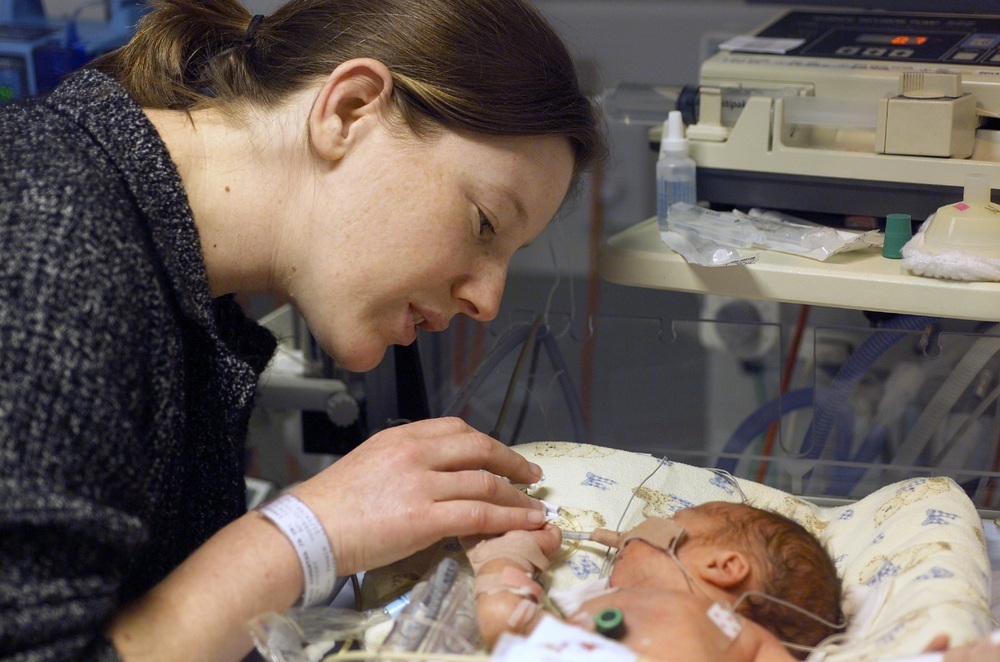Mãe cuidando de seu bebê na UTI Neonatal - foto: Steve Lovegrove/ShutterStock.com