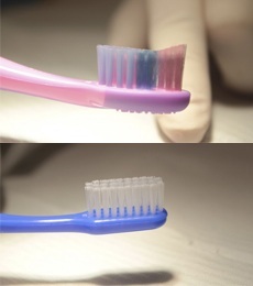Acima a escova de dentes com cerdas em multiníveis, abaixo a escova com cerdas planas - Foto: Pedro Bolle