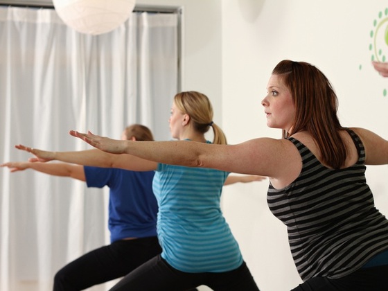 Mulheres grávidas praticando Yoga - Foto: Ahturner / ShutterStock