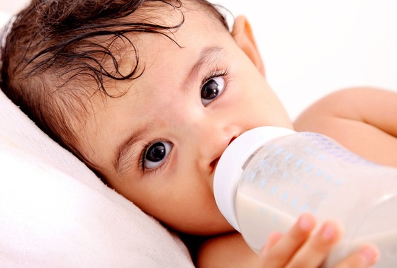 Bebê bebendo leite na mamadeira - Foto: Giuseppe_R/ShutterStock.com