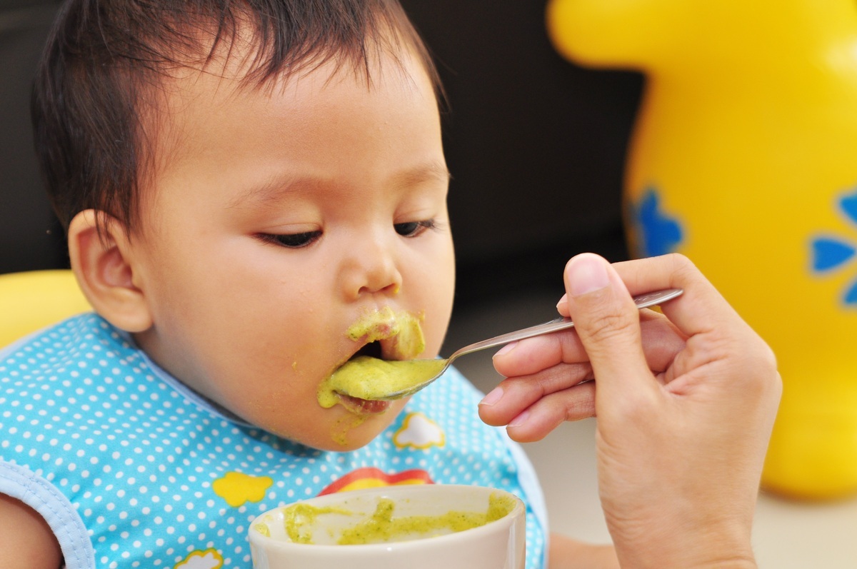 Bebê comendo papinha - foto: sixninepixels/ShutterStock.com