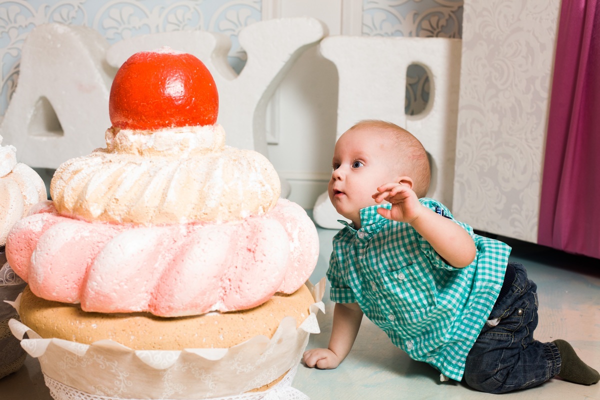 Bebê olhando para um cupcake gigante - foto: Ekaterina Bratova/ShutterStock.com