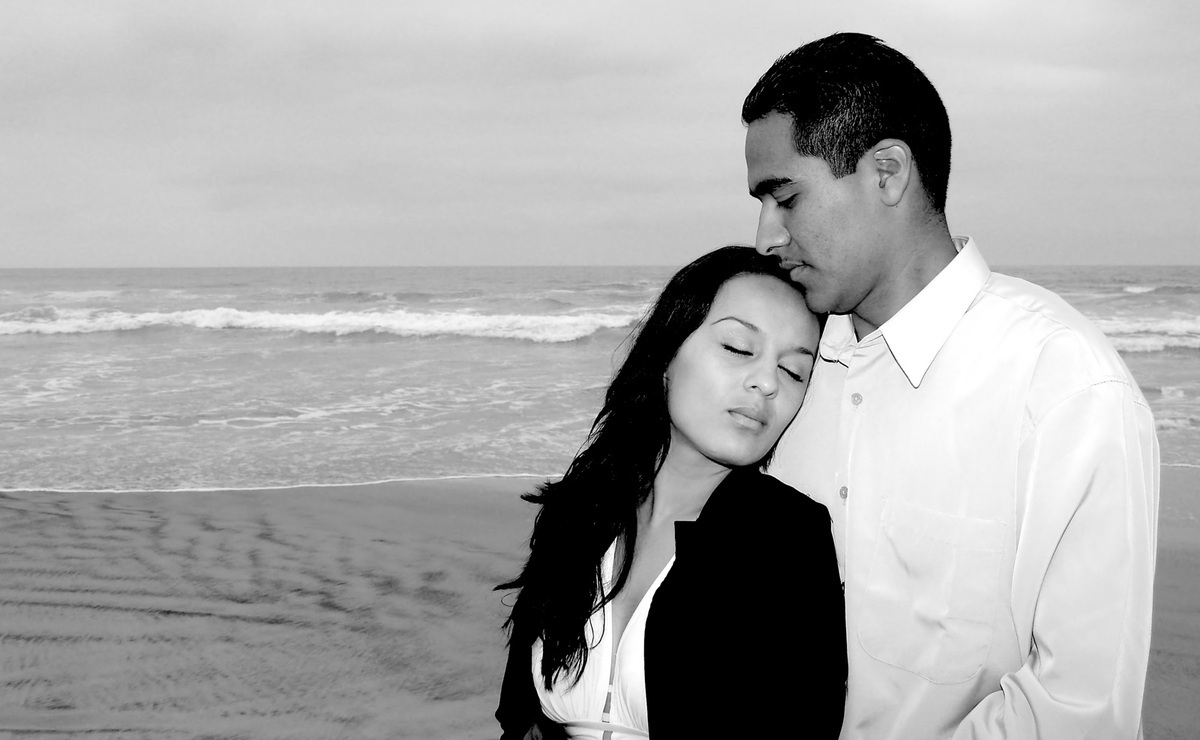 Casal abraçado na praia - FreeImages.com/Omar Franco