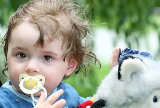 Criança com chupeta na boca - Marcin-linfernum/Shutterstock.com