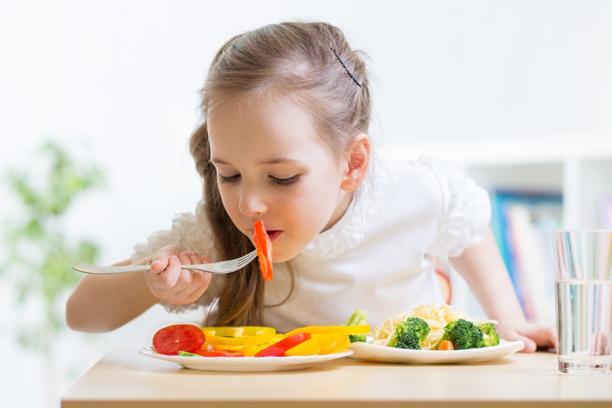 Criança comendo um prato saudável - foto: Oksana Kuzmina/ShutterStock.com