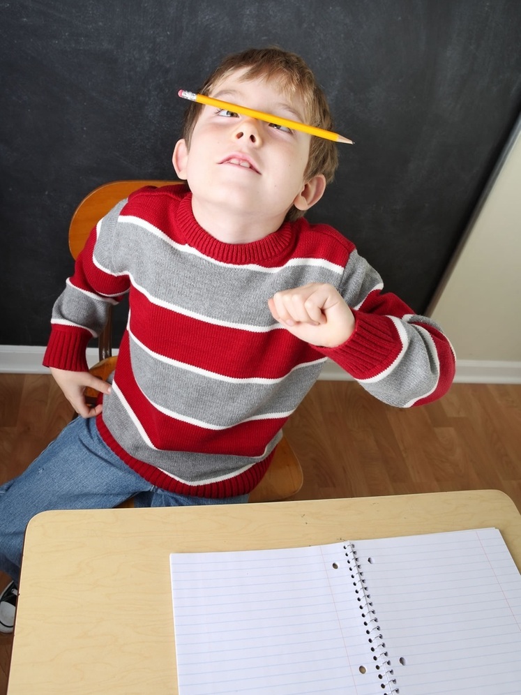Criança equilibrando o lápis no nariz - foto: Suzanne Tucker/ShutterStock.com