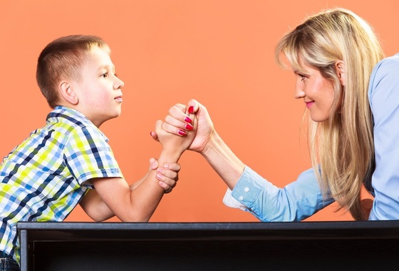 Mãe e filho disputando um braço de ferro - foto: Voyagerix/ShutterStock.com