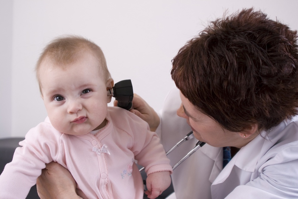Pediatra examinando a orelha do bebê - foto: Lisa Eastman/ShutterStock.com