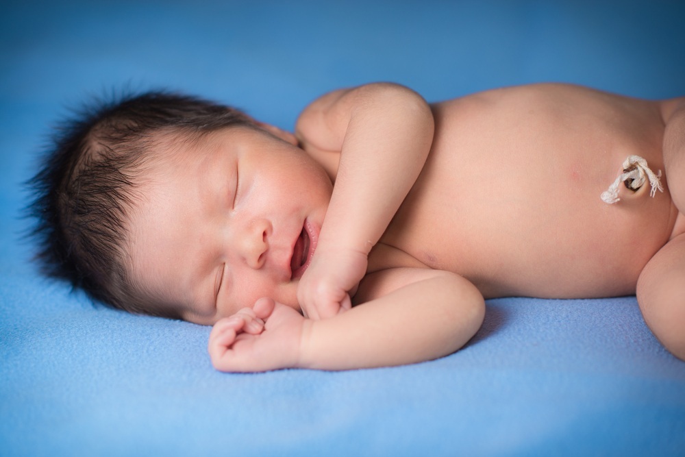 Bebê deitado ainda com um pedaço do coto umbilical - foto: noBorders - Brayden Howie/ShutterStock.com