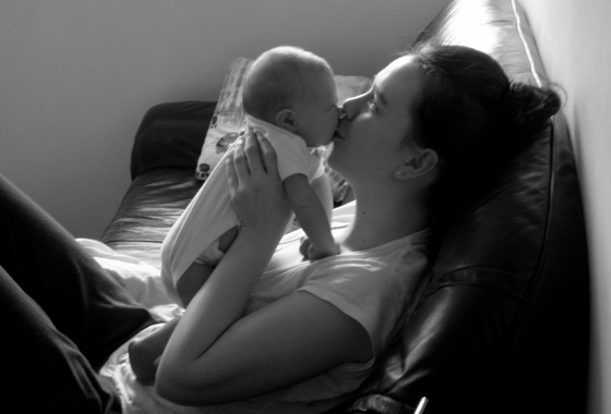 beijar bebês e crianças é errado - Foto: suzie long / freeimages.com