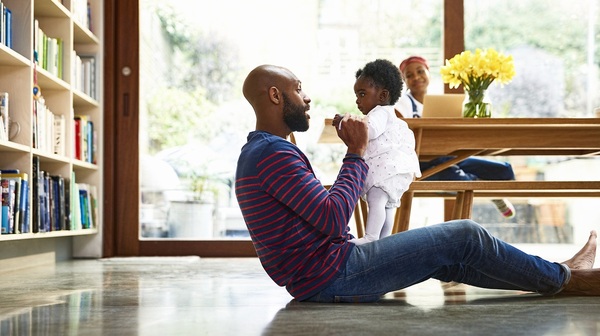 Empresa anuncia licença paternidade de 6 meses 