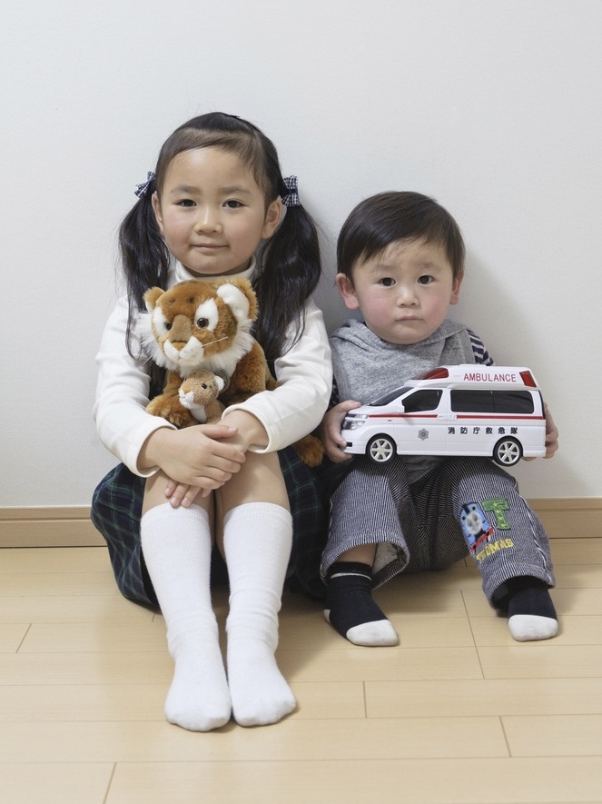 Menina e menino segurando brinquedos - Foto: KPG Payless2/ShutterStock.com