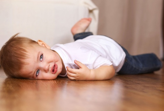 Criança deita no chão chorando - foto: Marina Dyakonova/ShutterStock.com