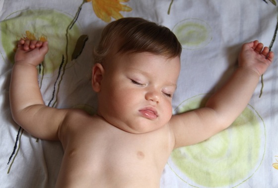 Bebê dormindo de barriga para cima - Foto: tinta/ShutterStock.com