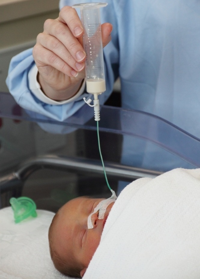 Bebê recém-nascido sendo alimentado na UTI neonatal - andesign101 / ShutterStock